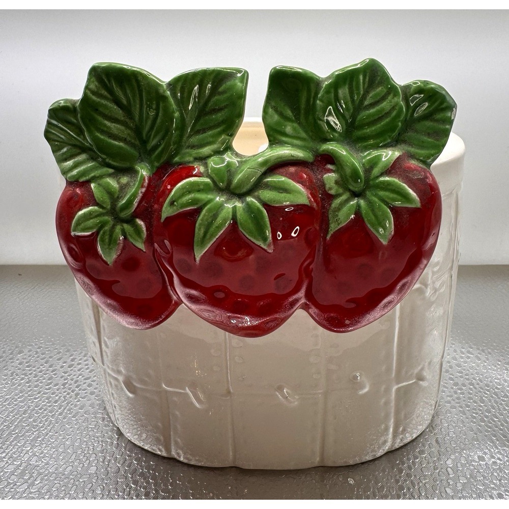 Ceramic Strawberry Wall Pocket Planter Oval Cottage Granny Core 7x5" EUC Vintage